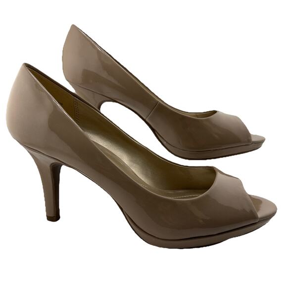 BANDOLINO Supermodel Platform Peep Toe Vegan Patent Pumps Beige Size 9 M NWB - Picture 1 of 16